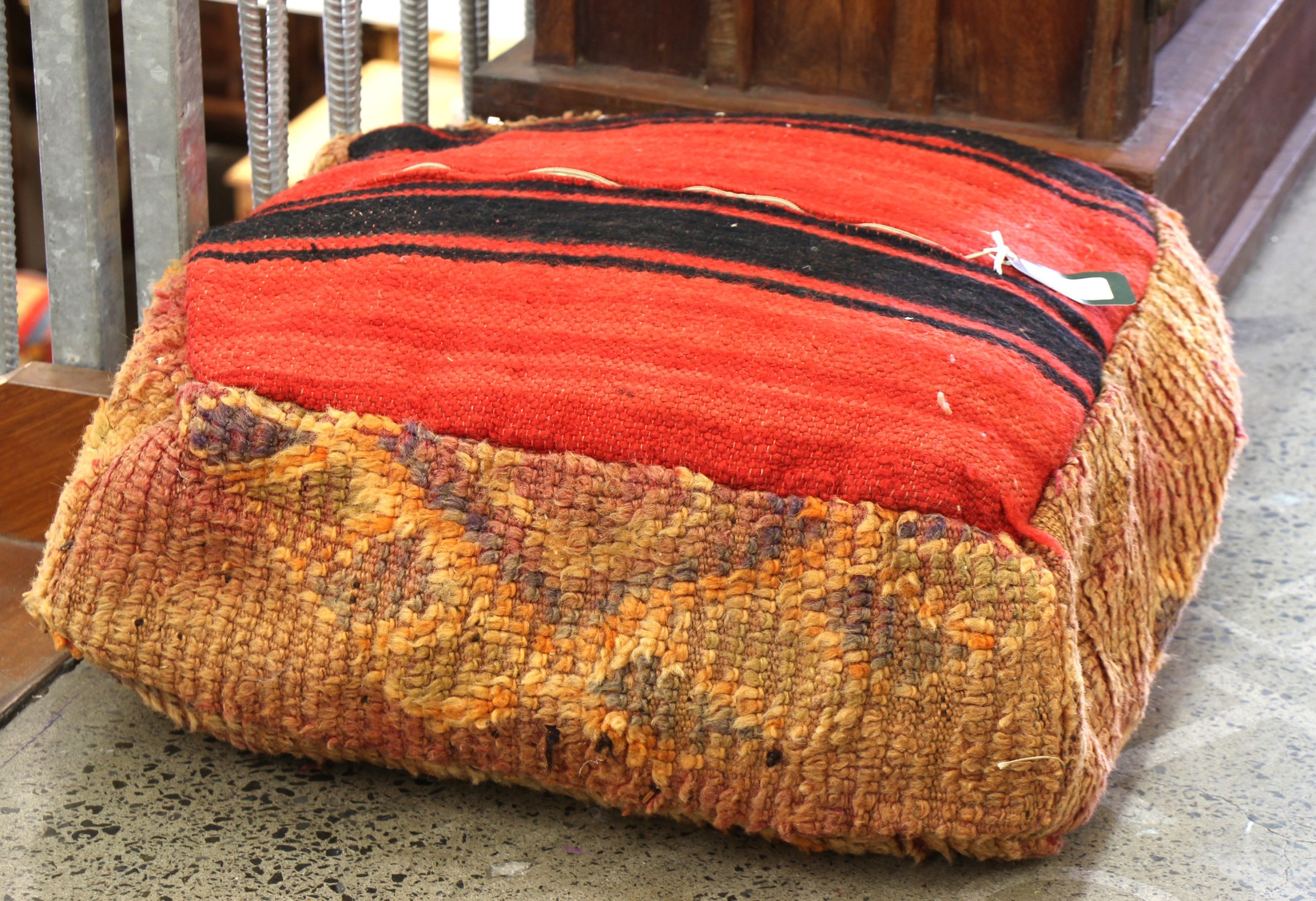 Antique woolen pouf 19e