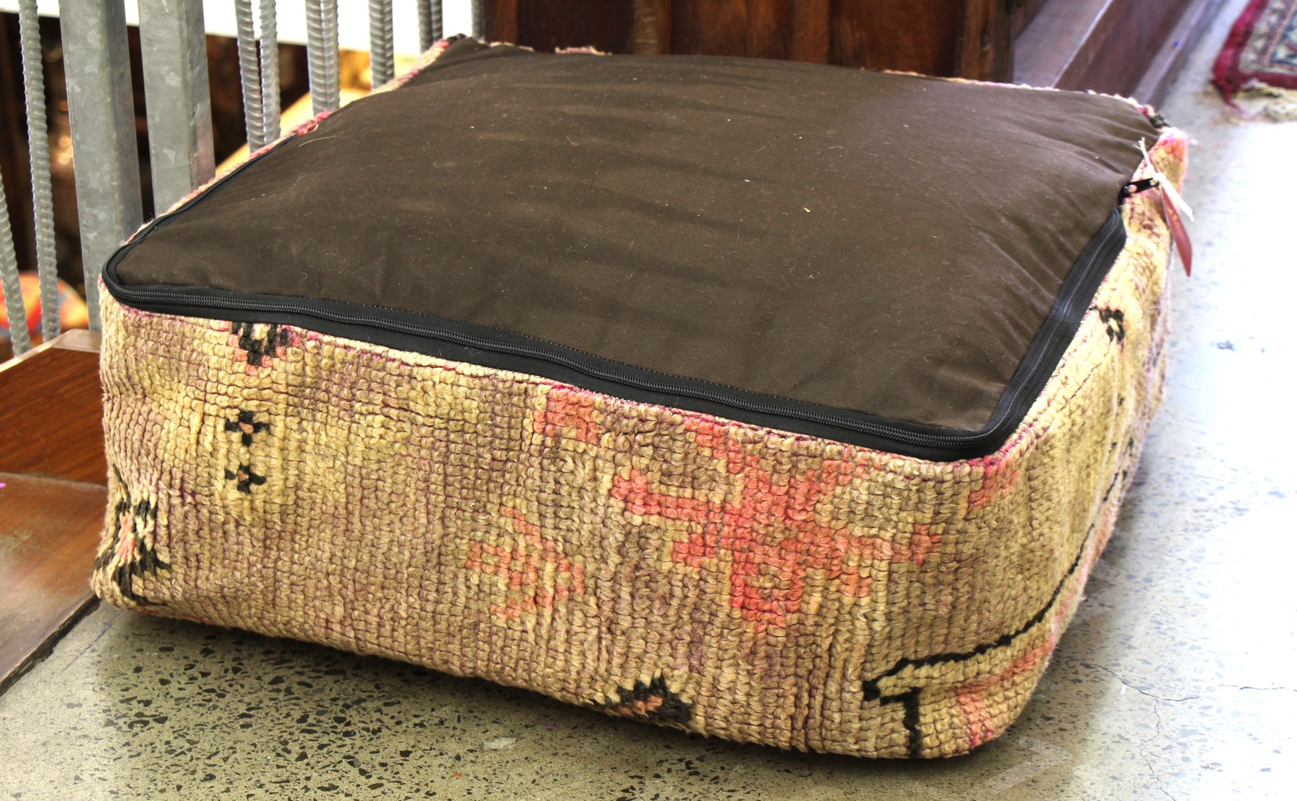 Antique woolen pouf 22e