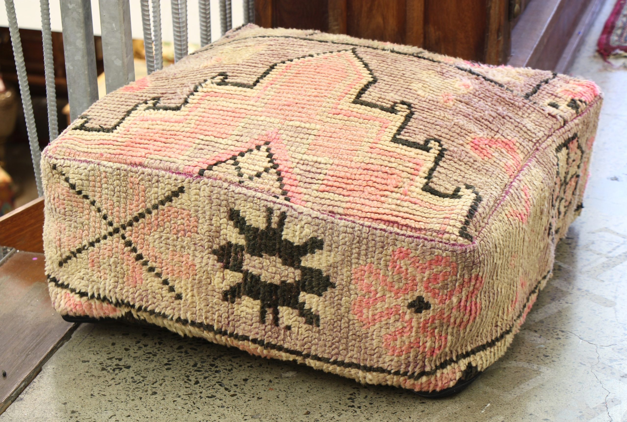 Antique woolen pouf 22f