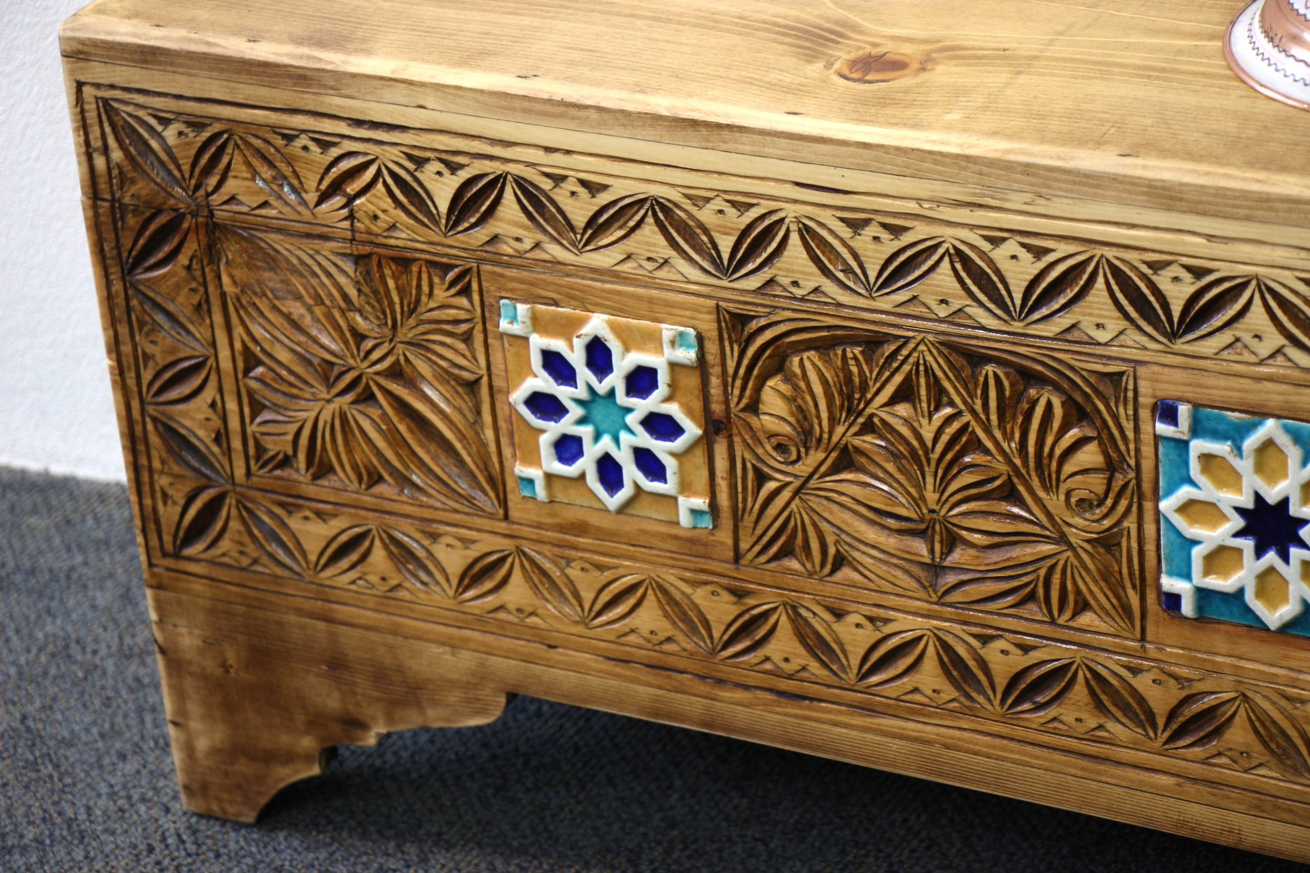 Carved Tunk With Colourful Ceramic Tiles A5