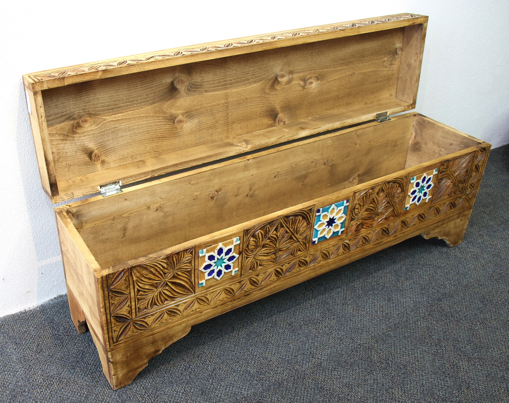 Carved Tunk With Colourful Ceramic Tiles A7