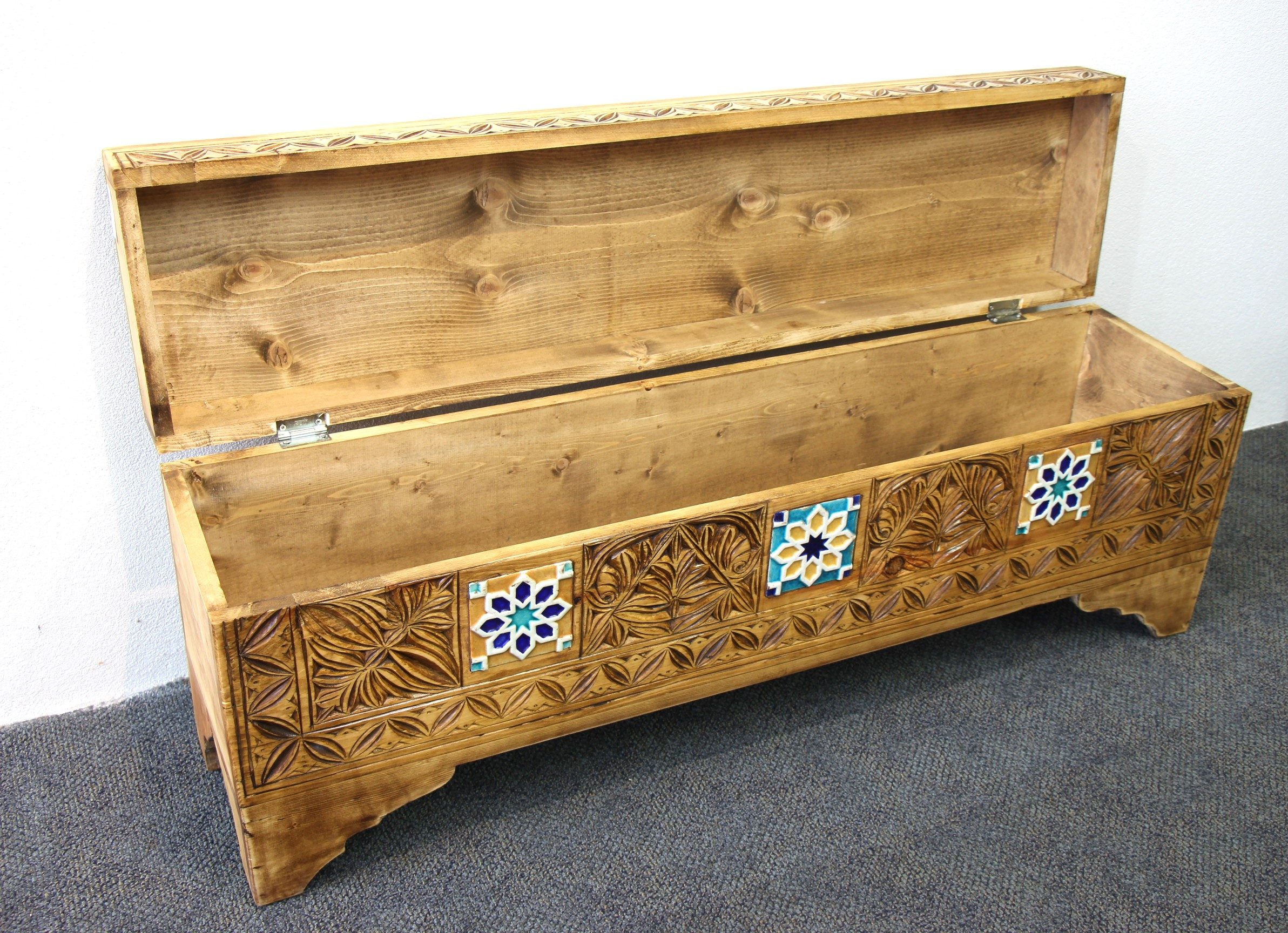 Carved Tunk With Colourful Ceramic Tiles A9