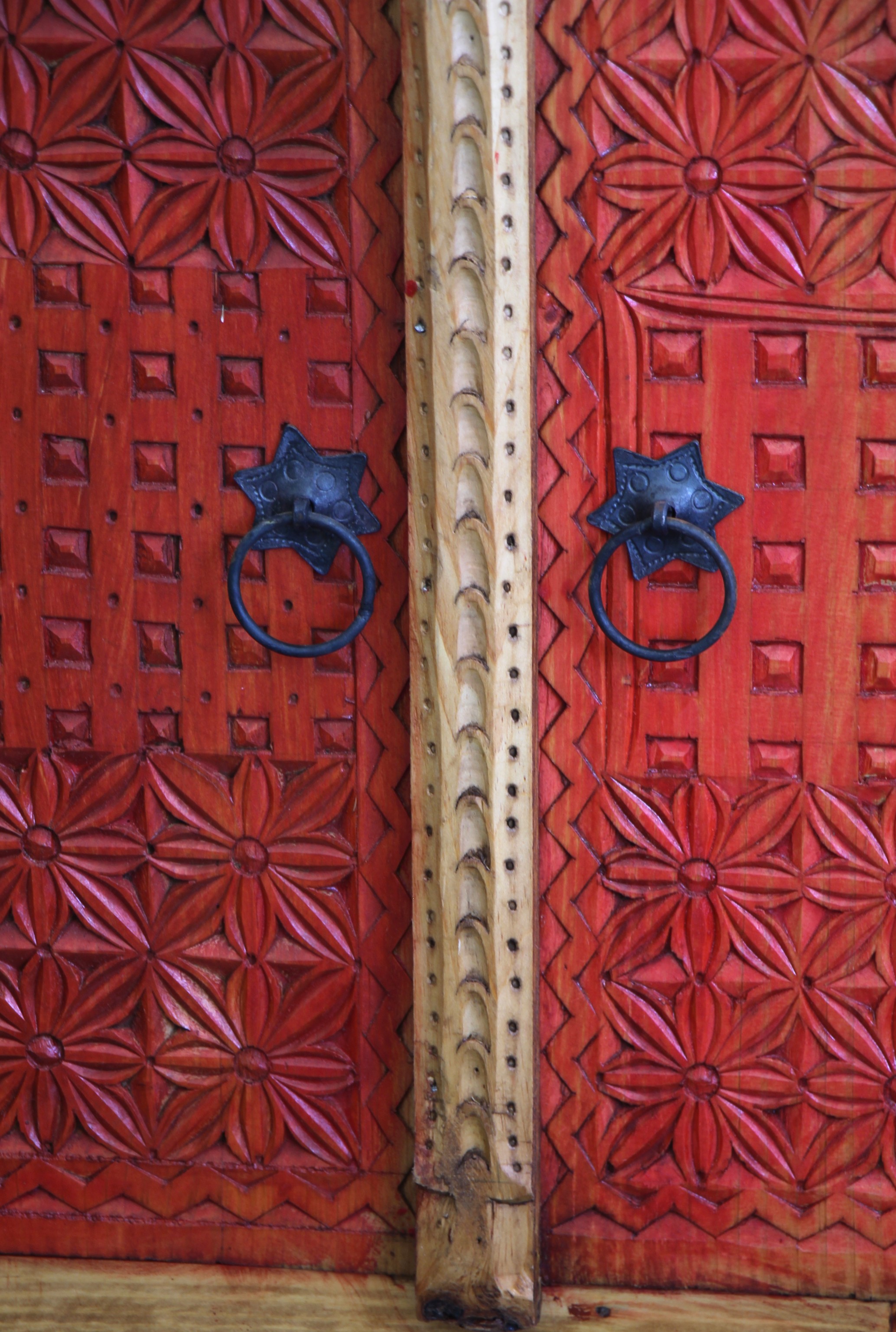 Hand Carved 4 Door2 Drawer Sideboard-4