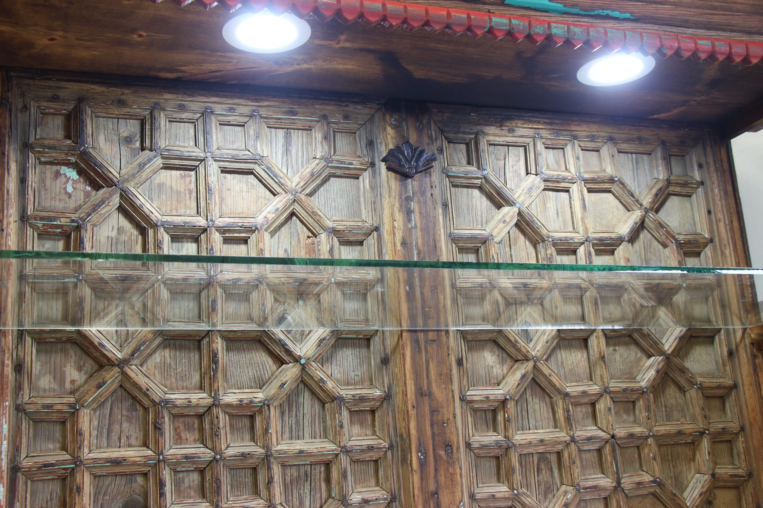 Large Display Unit With Antique Doors And Beams & Display Lights 13