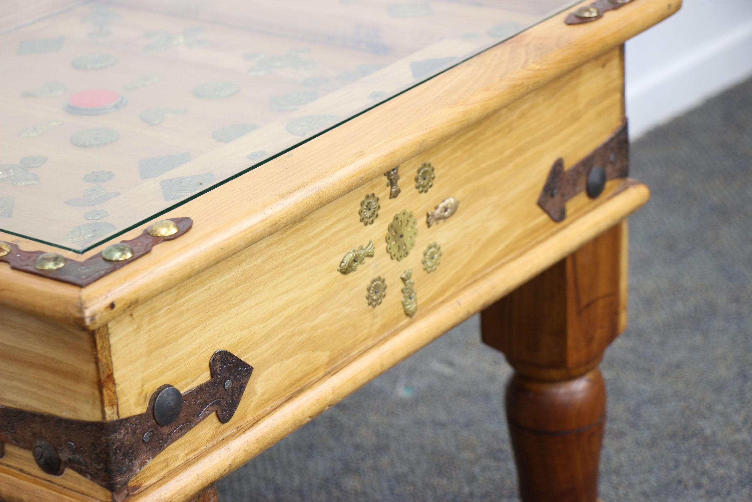 Medium Coffee Table With Brass Inlay (Red lapis lazuli) 2