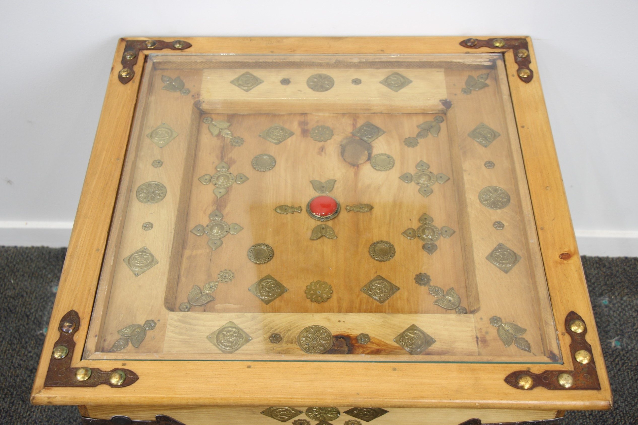 Medium Coffee Table With Brass Inlay (Red lapis lazuli) 7