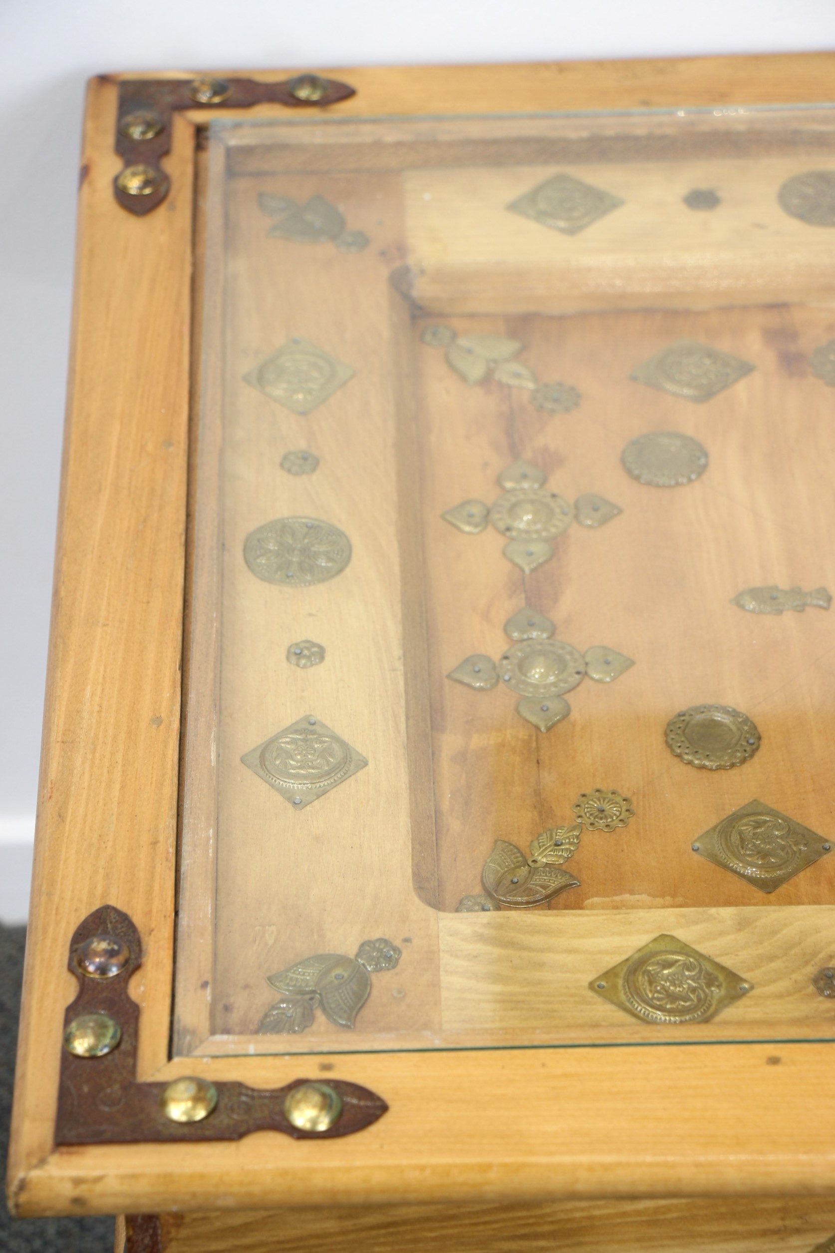 Medium Coffee Table With Brass Inlay (Red lapis lazuli) 9