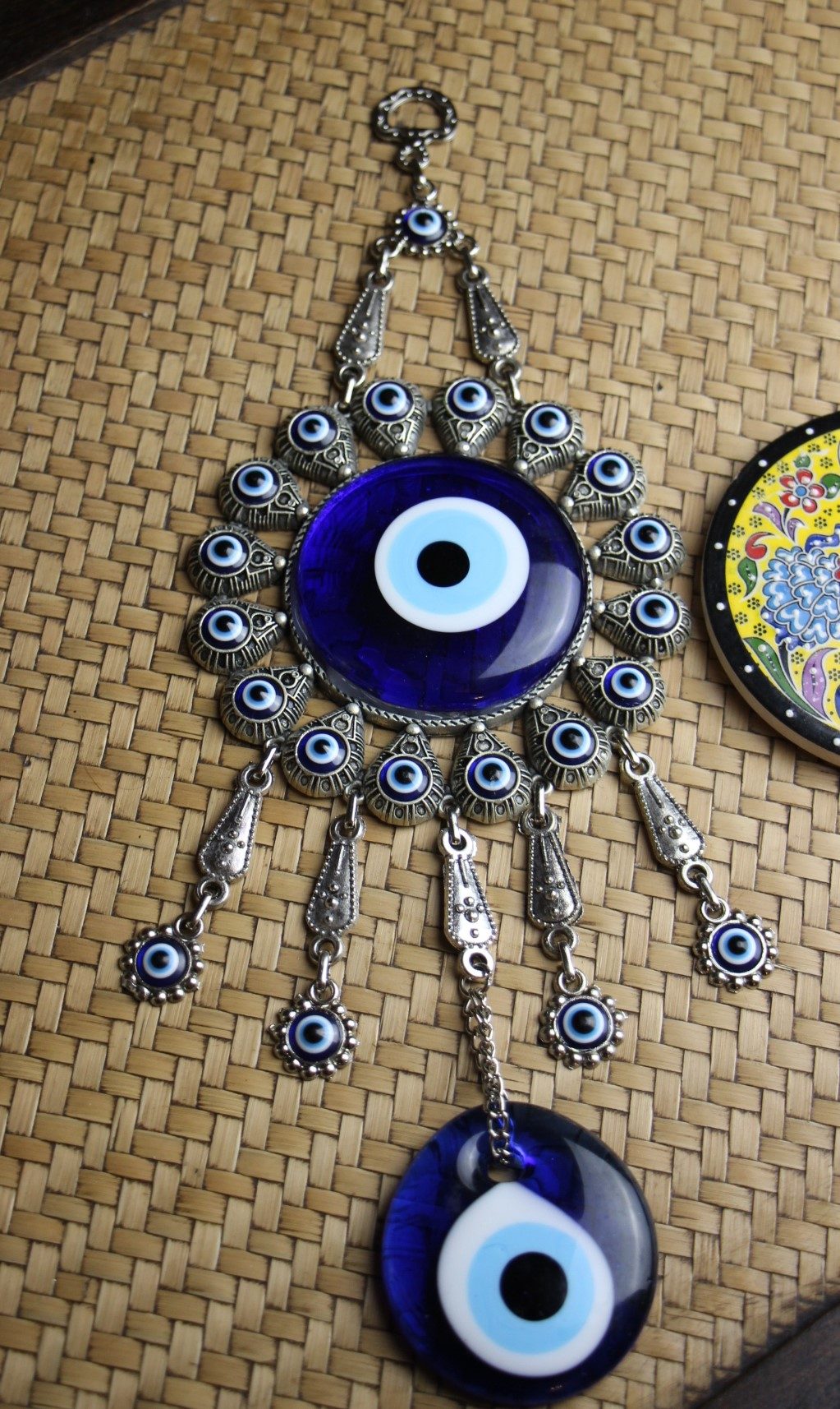 luckyeyemedroundwallhanging58A